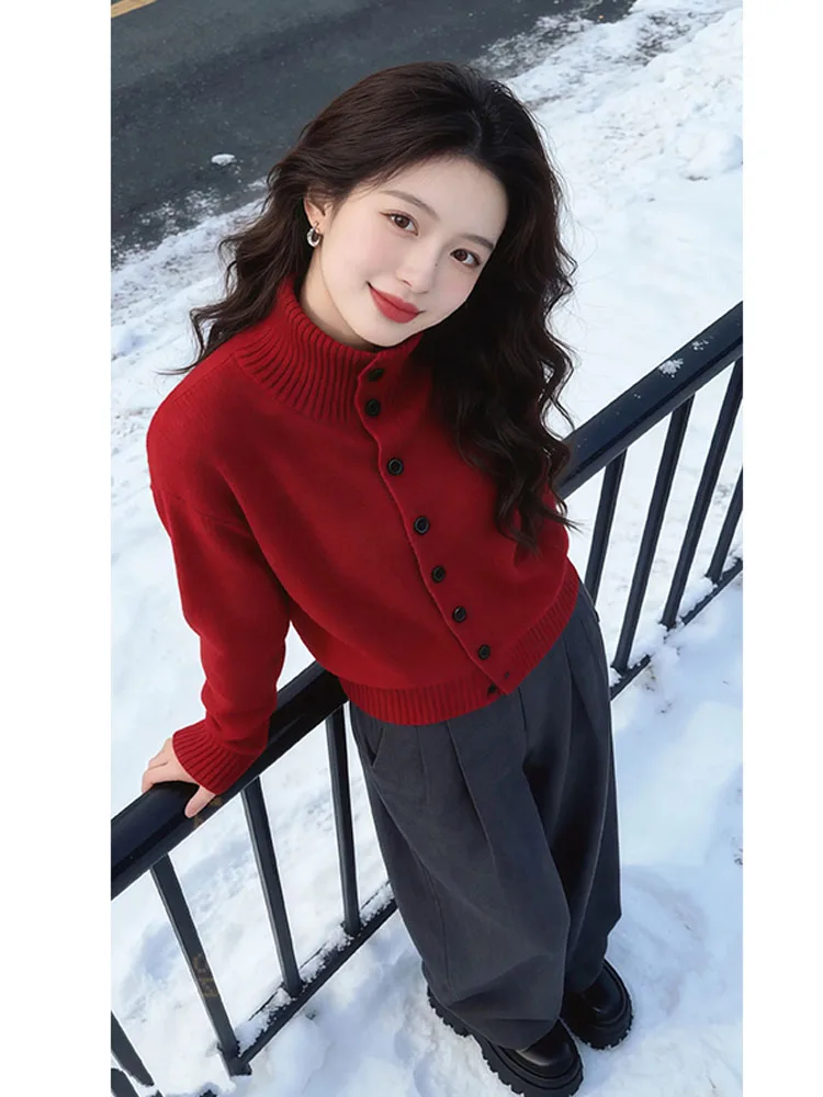 Весна 2026: Красный женский вязаный свитер с высоким воротником на одной пуговице, мягкий, уютный, модный, милый, повседневный, свободного кроя, с длинными рукавами
Весна 2026: Красный женский вязаный свитер с высоким воротником на одной пуговице, мягкий, уютный, модный, милый, повседневный, свободного кроя, с длинными рукавами