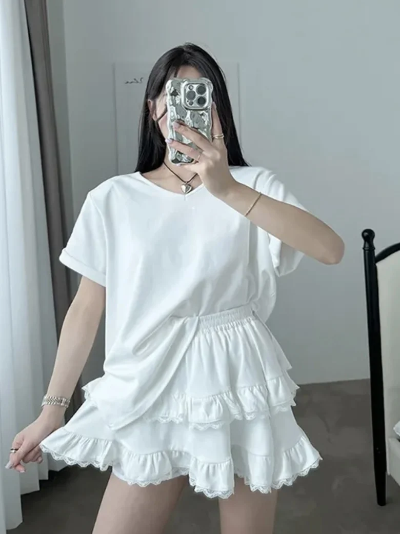 Faionable Women's Outfit Chic Loose ort Sve V-Ne T-irt with Lace Trim Skirt Set Summer 2025 Collection
Faionable Women's Outfit Chic Loose ort Sve V-Ne T-irt with Lace Trim Skirt Set Summer 2025 Collection