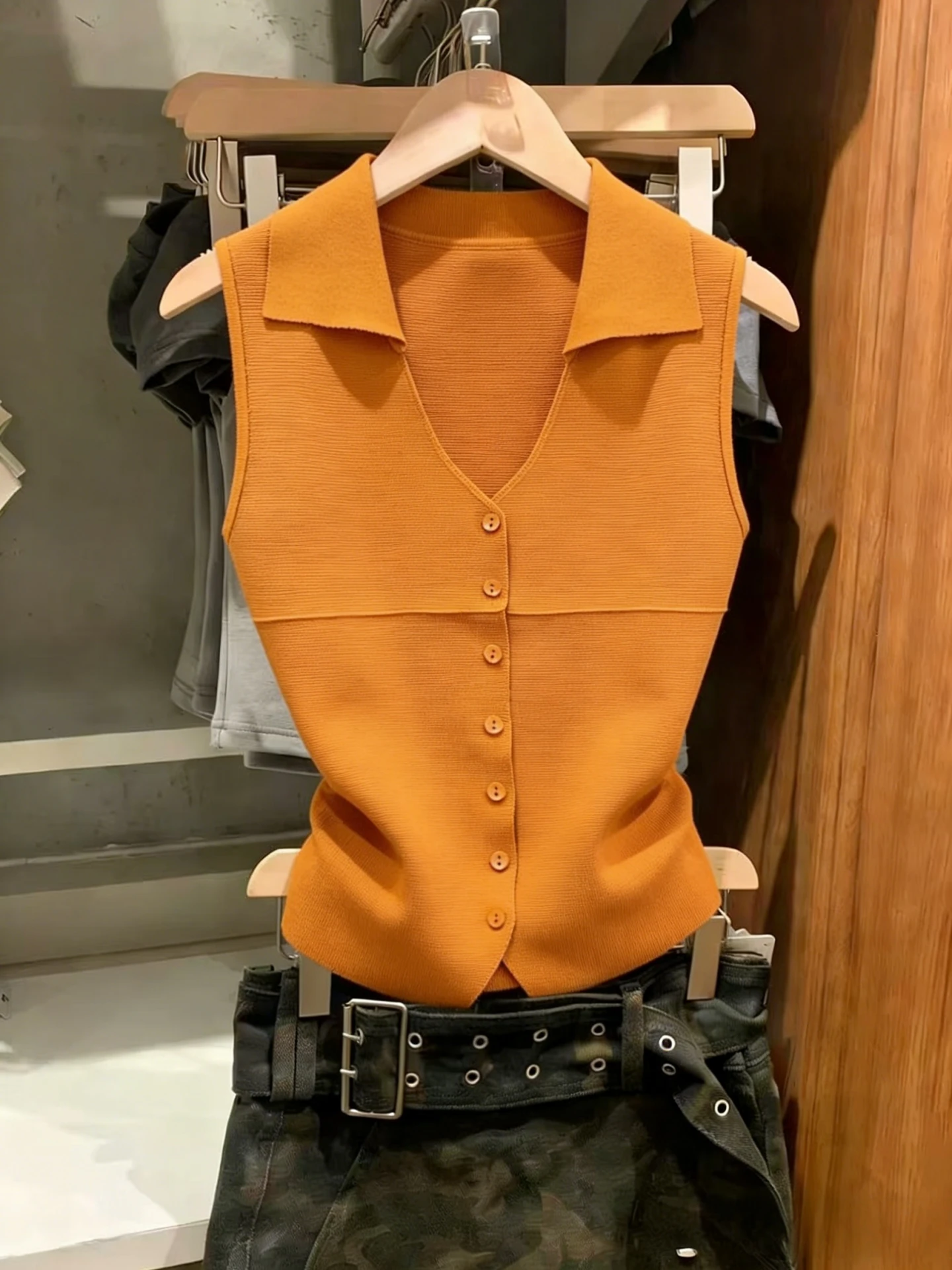 Korean Style Collar Single Button Sleeveless Knitted Vest Women Summer Outerwear Slimming Versatile Thin Top
Korean Style Collar Single Button Sleeveless Knitted Vest Women Summer Outerwear Slimming Versatile Thin Top