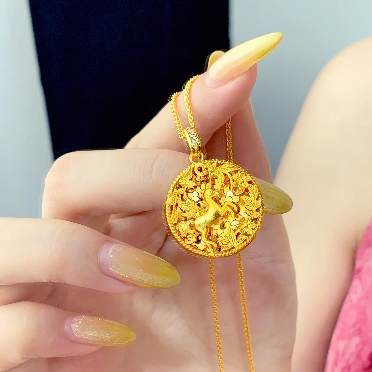 Unicorn & Flower Pendant Unisex 24K Gold AU999 - Exquisite carving craftsmanship, clear texture, for worry-free wearing
Unicorn & Flower Pendant Unisex 24K Gold AU999 - Exquisite carving craftsmanship, clear texture, for worry-free wearing