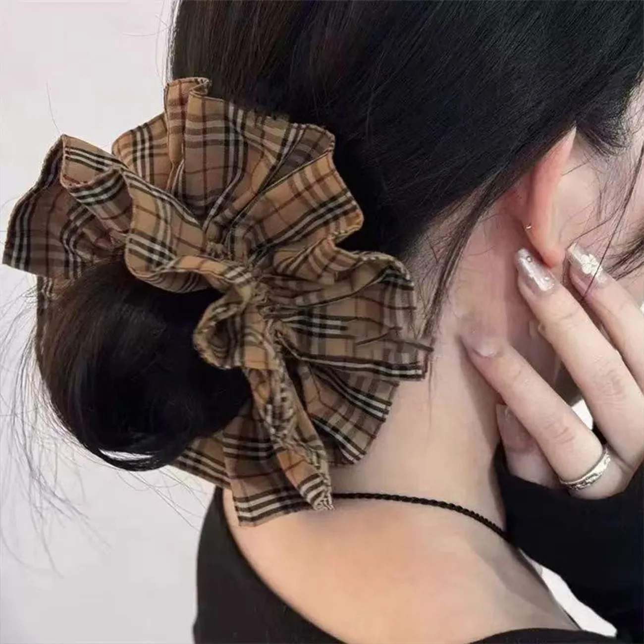 1PC Retro Classic Brown Plaid Slim Waist Scrunchie, Fashionable Daily Commute Hair Accessory for Bun Hairstyles
1PC Retro Classic Brown Plaid Slim Waist Scrunchie, Fashionable Daily Commute Hair Accessory for Bun Hairstyles