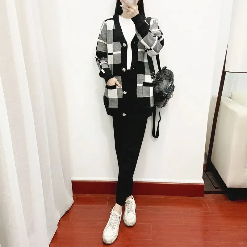 Women Casual Pant Set 2024 Spring Autumn Ladies Round Neck Top + Cardigan + Pencil Pants Suits Knitted Three-piece Suit Y424
Women Casual Pant Set 2024 Spring Autumn Ladies Round Neck Top + Cardigan + Pencil Pants Suits Knitted Three-piece Suit Y424