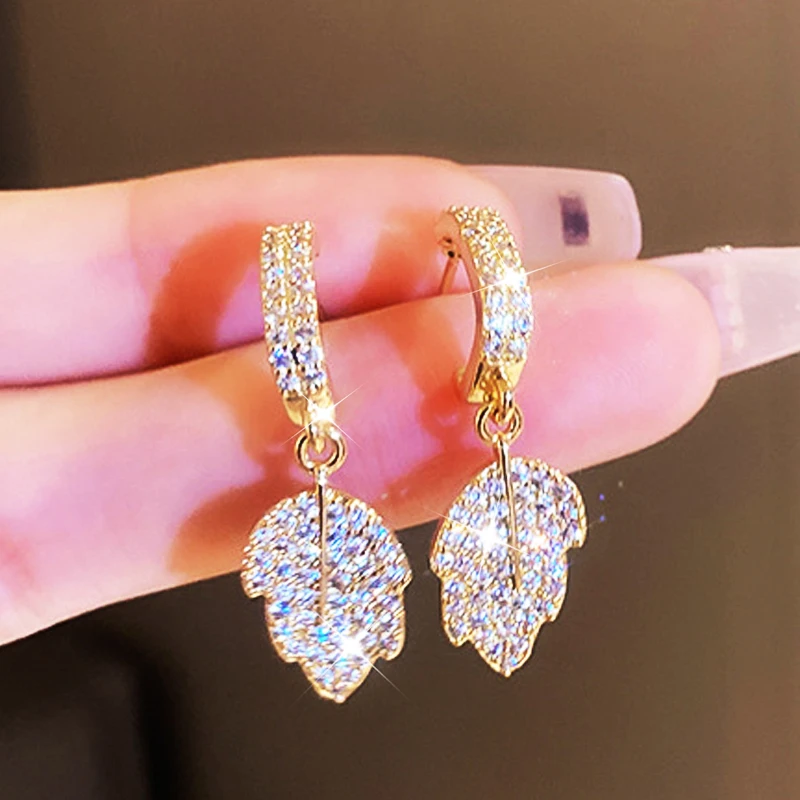 2022 New Trend Exquisite Zircon Leaves Earrings for Women Temperament Elegant Fashion Charm Lady Earring Wedding Jewelry Present
2022 New Trend Exquisite Zircon Leaves Earrings for Women Temperament Elegant Fashion Charm Lady Earring Wedding Jewelry Present