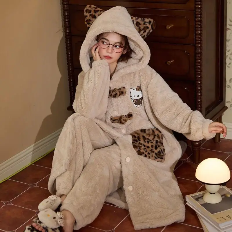Женский пижамный комплект Sanrio Hello Kitty: мягкая плюшевая фланелевая пижама из кораллового флиса для девочек, уютная домашняя одежда на осень-зиму с леопардовым принтом
Женский пижамный комплект Sanrio Hello Kitty: мягкая плюшевая фланелевая пижама из кораллового флиса для девочек, уютная домашняя одежда на осень-зиму с леопардовым принтом