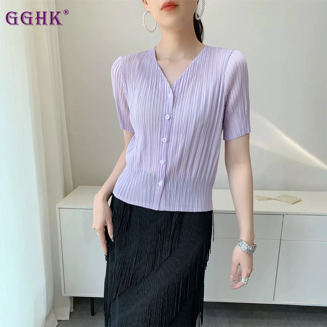 GGHK Spring Summer New Versatile Pleated Miyake Style V-neck Lightweight Outer Cardigan Korean Short Sleeved Pleated Top Women
GGHK Spring Summer New Versatile Pleated Miyake Style V-neck Lightweight Outer Cardigan Korean Short Sleeved Pleated Top Women
