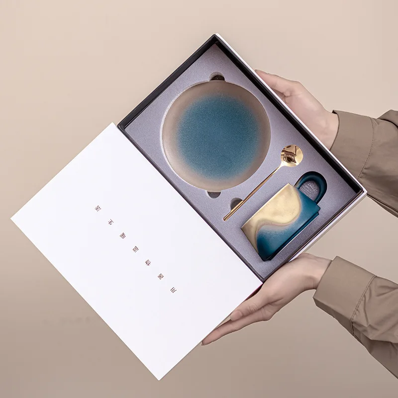 Керамическая кофейная чашка в китайском стиле, легкая роскошь, для дома и офиса, для послеобеденного чая, набор с тарелкой, кружка, креативная и изысканная подарочная коробка
Керамическая кофейная чашка в китайском стиле, легкая роскошь, для дома и офиса, для послеобеденного чая, набор с тарелкой, кружка, креативная и изысканная подарочная коробка