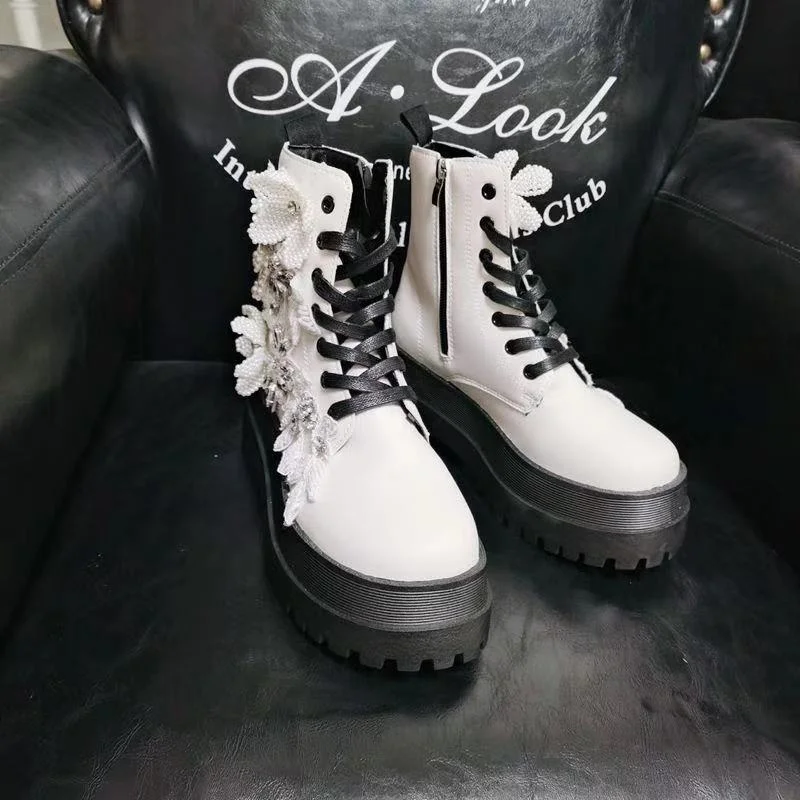 Женские ботинки на платформе Martens, белые ботильоны на шнуровке, с короткими штанинами, в британском стиле, на весну и осень
Женские ботинки на платформе Martens, белые ботильоны на шнуровке, с короткими штанинами, в британском стиле, на весну и осень