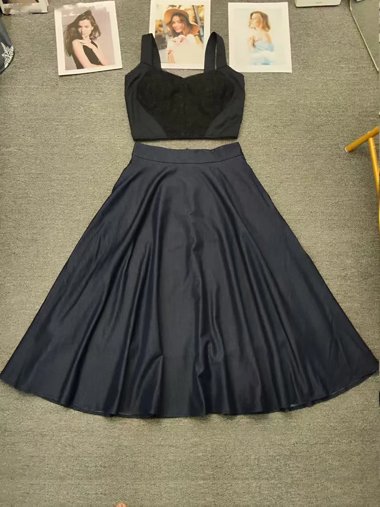 Retro sexy women's suit strapless short suspender top high waist big swing A-shaped skirt fashion two-piece dress.
Retro sexy women's suit strapless short suspender top high waist big swing A-shaped skirt fashion two-piece dress.