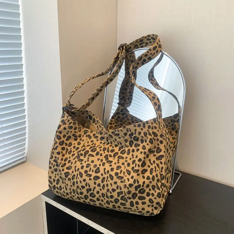 New leopard print cloth bag, single shoulder canvas bag, Korean ins, large capacity student floral print
New leopard print cloth bag, single shoulder canvas bag, Korean ins, large capacity student floral print
