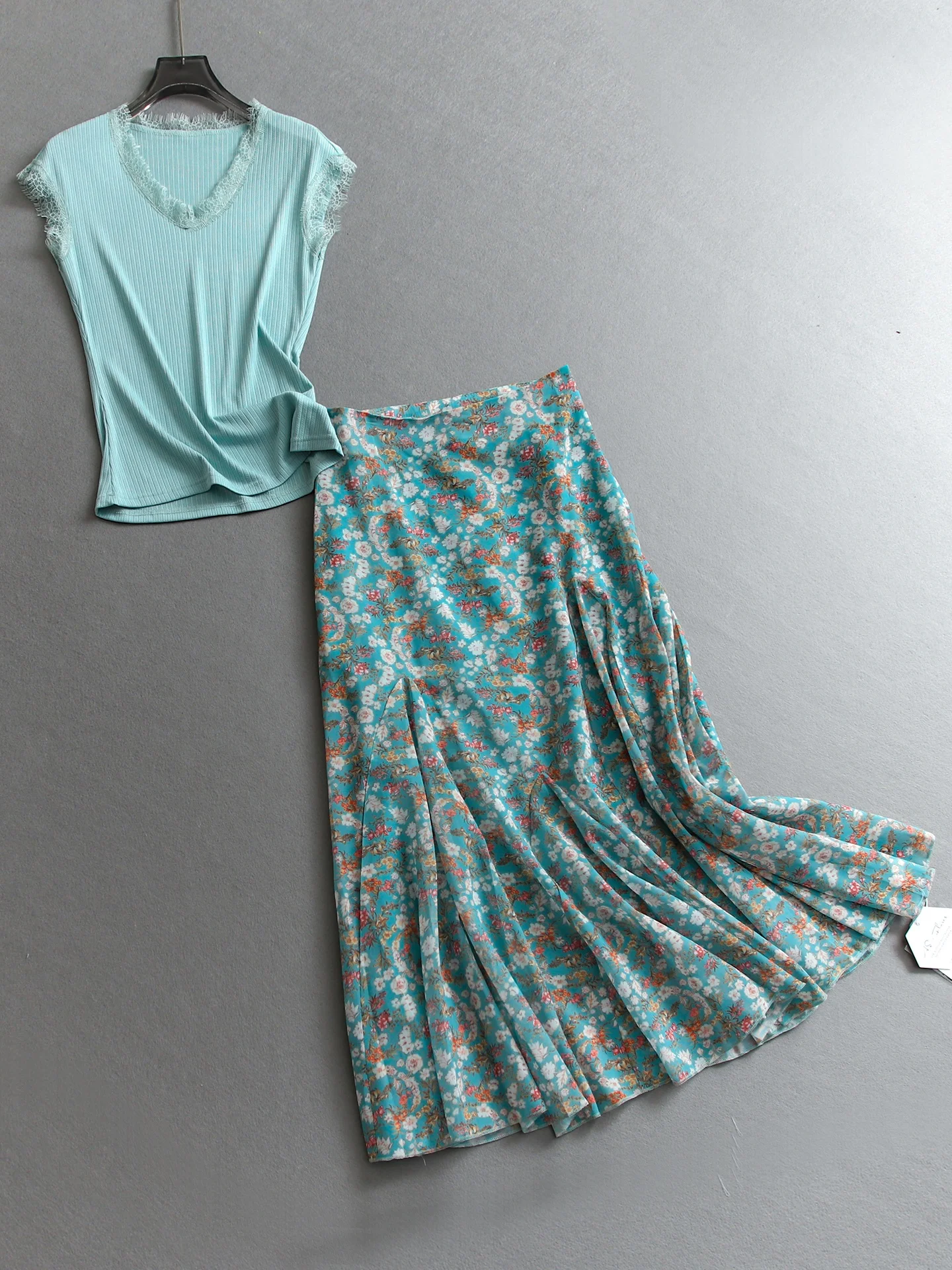Elastic Lace Splice V-neck Knitted Top And Floral Chiffon Half-length Skirt Set Women's High Elasticity Summer Fashion Outfit
Elastic Lace Splice V-neck Knitted Top And Floral Chiffon Half-length Skirt Set Women's High Elasticity Summer Fashion Outfit