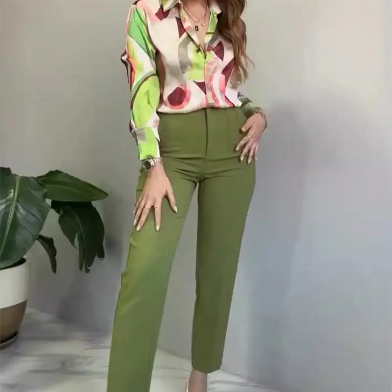 Women's Printed Button-Up Shirt & Pants High-end Fabric 2-Piec 2-delat set med skjorta och byxor med tryckta knappar för kvinnor
Women's Printed Button-Up Shirt & Pants High-end Fabric 2-Piec 2-delat set med skjorta och byxor med tryckta knappar för kvinnor