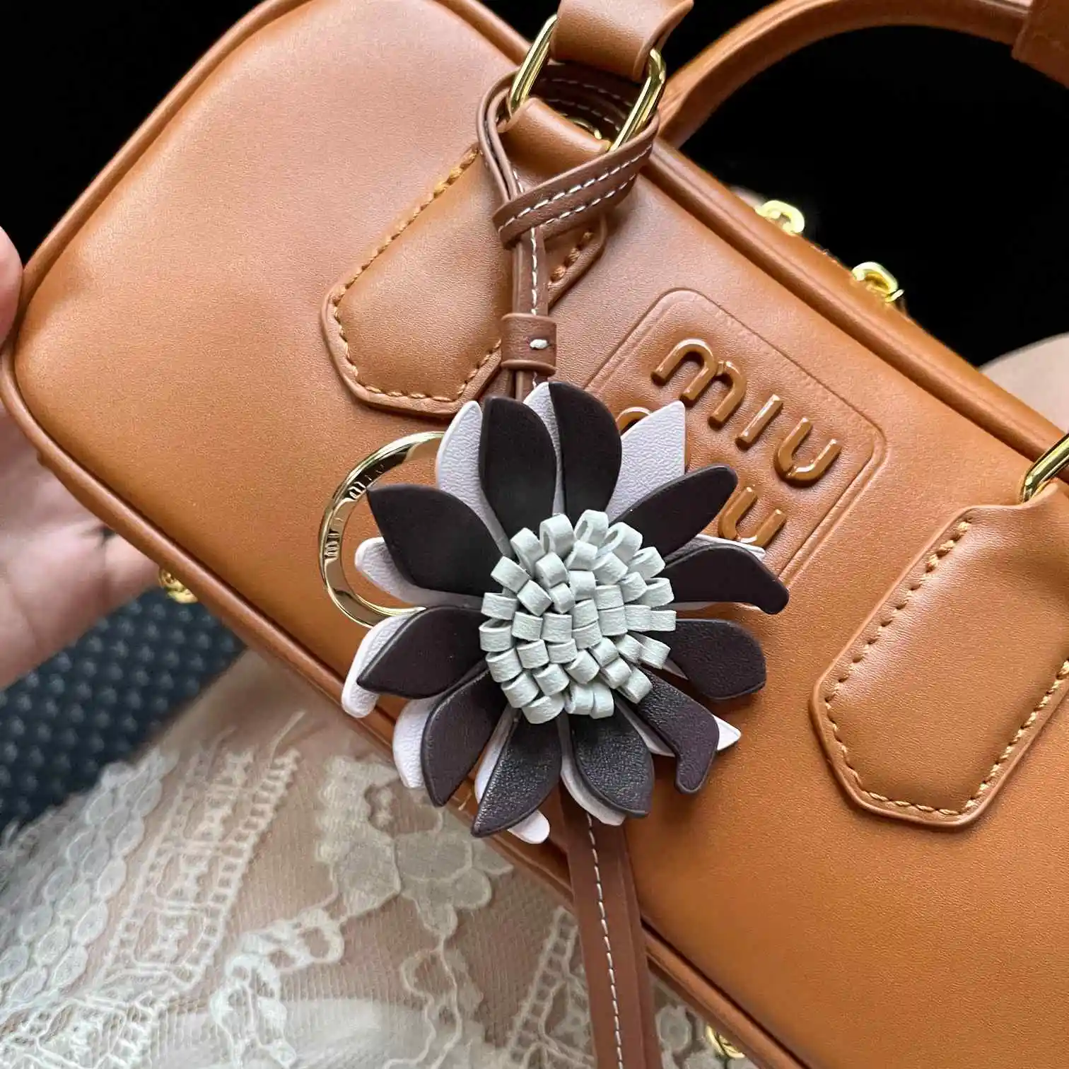 Кожаная сумка Artisan с подвеской в виде ромашки | Брелок для ключей с подсолнухом для кошельков, рюкзаков | Уникальный красочный подарок 
Кожаная сумка Artisan с подвеской в виде ромашки | Брелок для ключей с подсолнухом для кошельков, рюкзаков | Уникальный красочный подарок