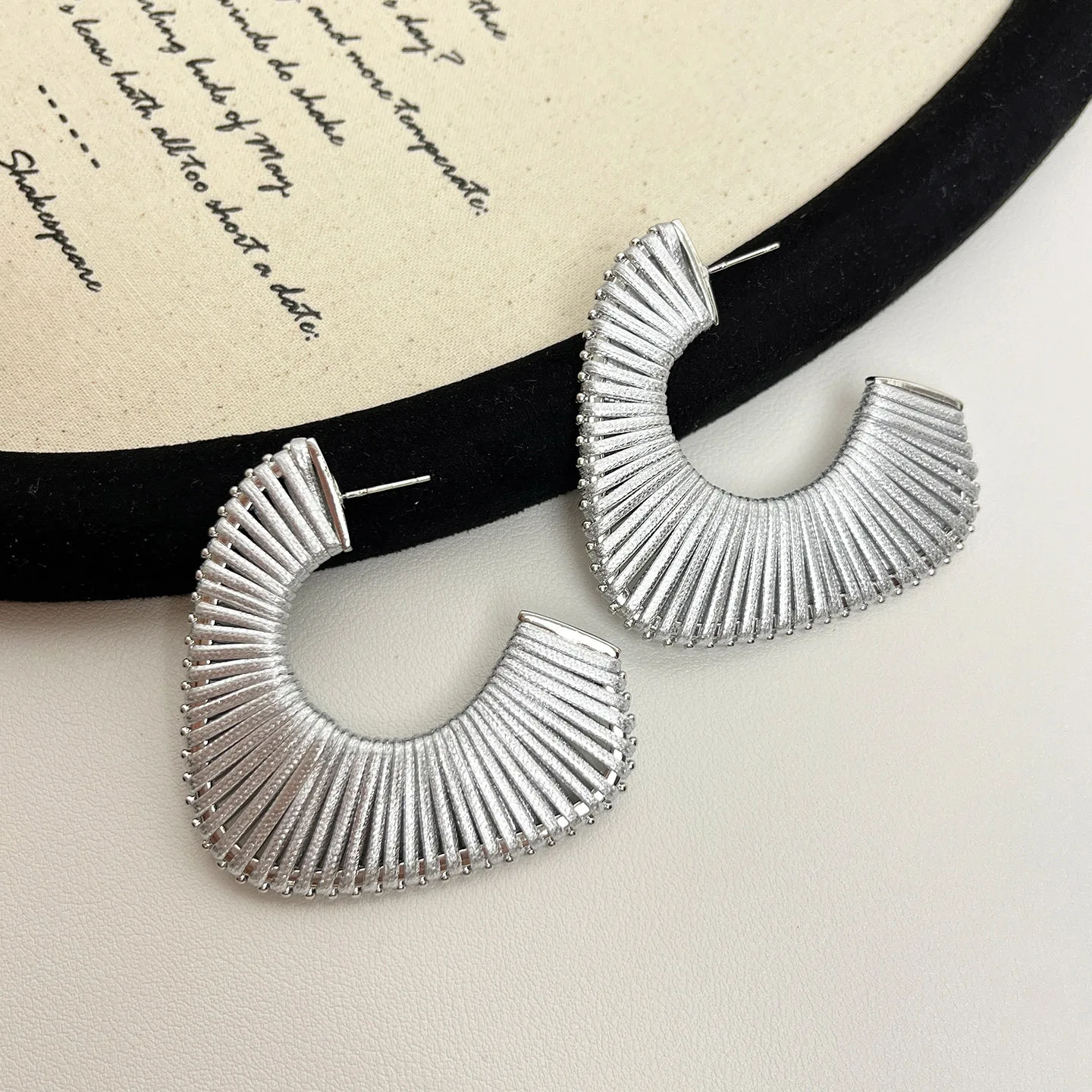 Винтажные серьги-вееры с текстурой в стиле Майярд для женщин, нишевый дизайн, С-образные серьги-гвоздики, легкие роскошные серьги в стиле High-End
Винтажные серьги-вееры с текстурой в стиле Майярд для женщин, нишевый дизайн, С-образные серьги-гвоздики, легкие роскошные серьги в стиле High-End