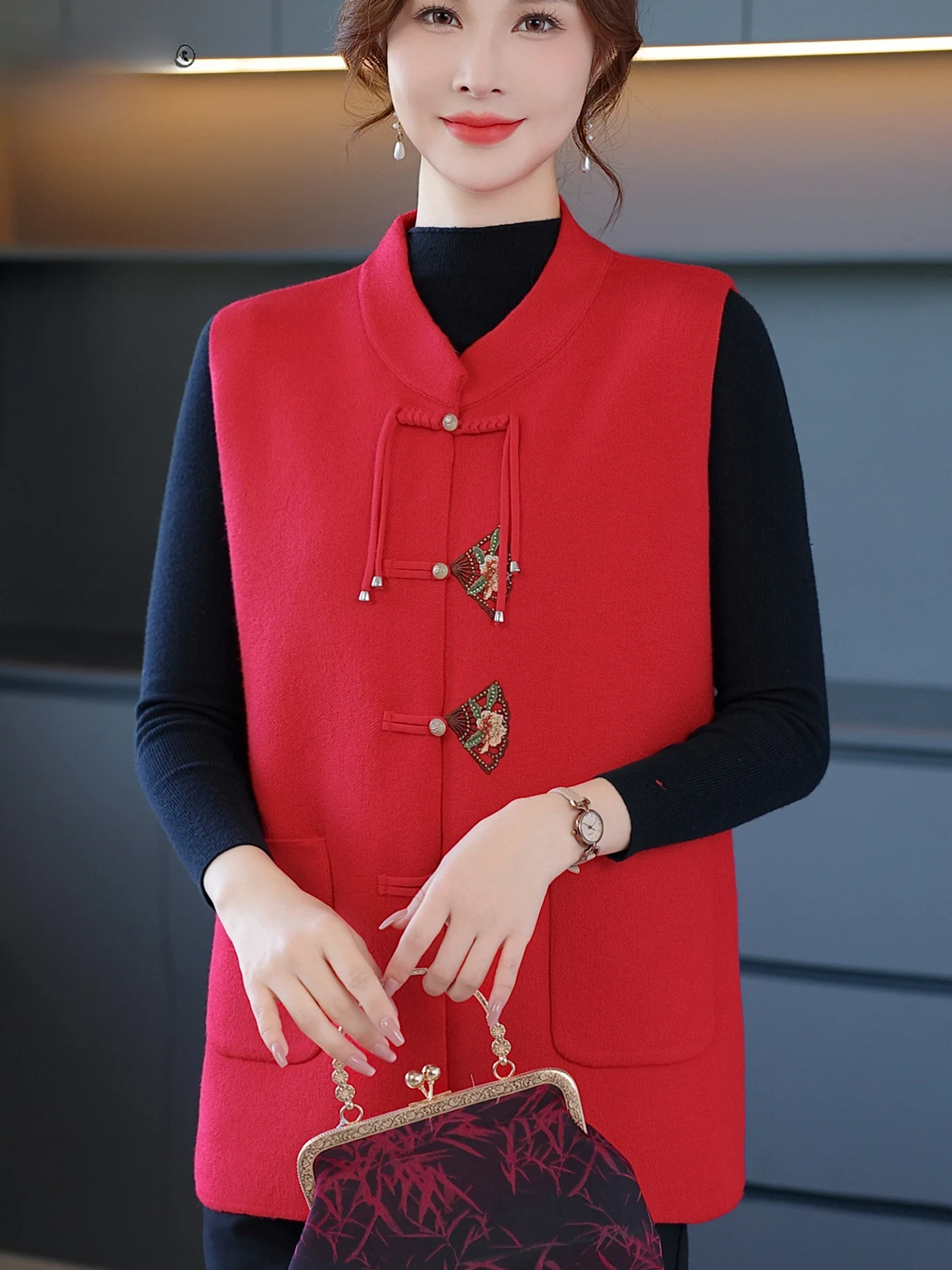 Женский вязаный жилет с вышивкой и воротником-стойкой, модный кардиган на пуговицах для женщин старшего возраста
Женский вязаный жилет с вышивкой и воротником-стойкой, модный кардиган на пуговицах для женщин старшего возраста