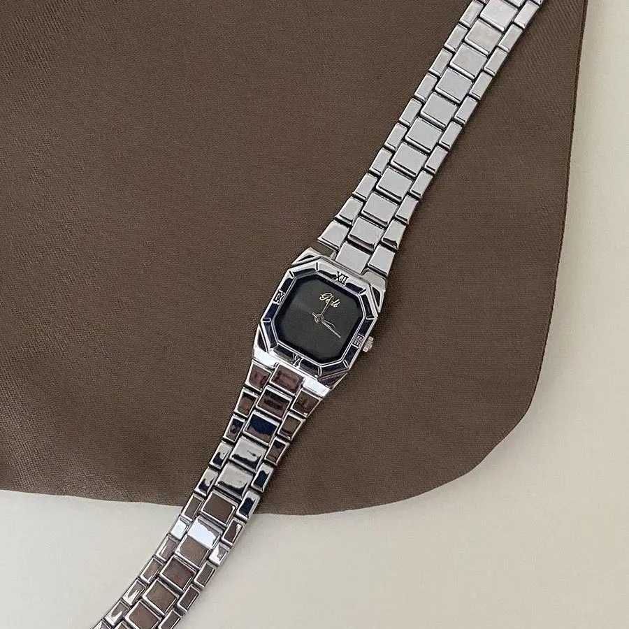 New Luxury Women'S Square Watch, Exquisite Vintage And Fashionable Design With Stainless Steel Strap And Quartz Movement.
New Luxury Women'S Square Watch, Exquisite Vintage And Fashionable Design With Stainless Steel Strap And Quartz Movement.