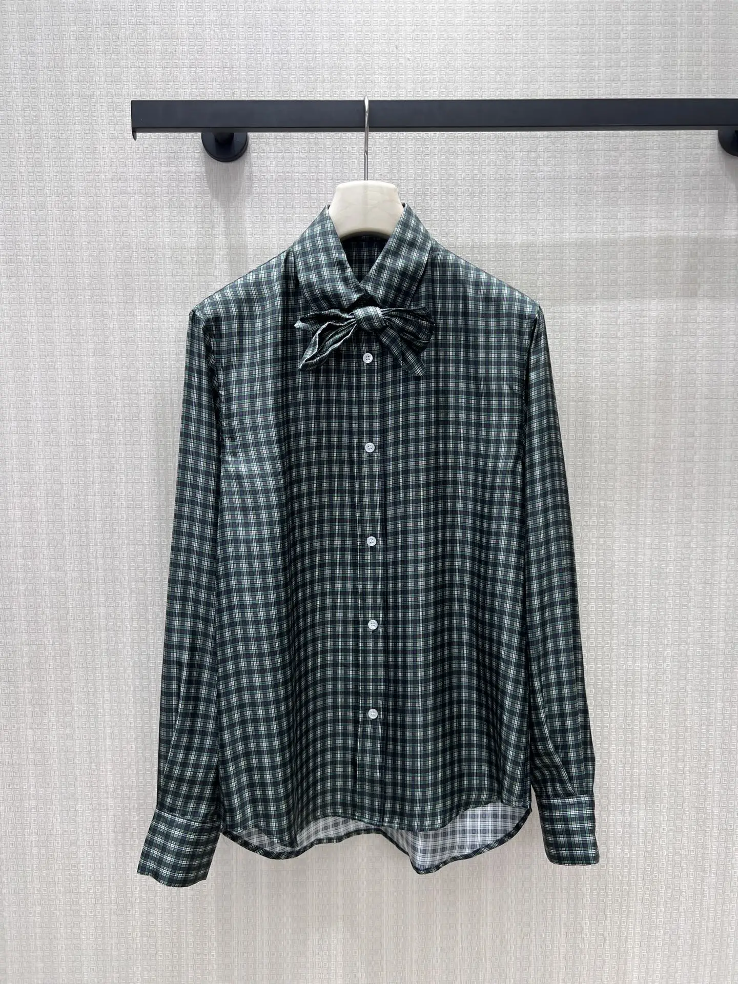 Women's Detachable Knot Tie Green Plaid Silk Shirt Vintage British College Style Comfortable Breathable Long Sleeve
Women's Detachable Knot Tie Green Plaid Silk Shirt Vintage British College Style Comfortable Breathable Long Sleeve