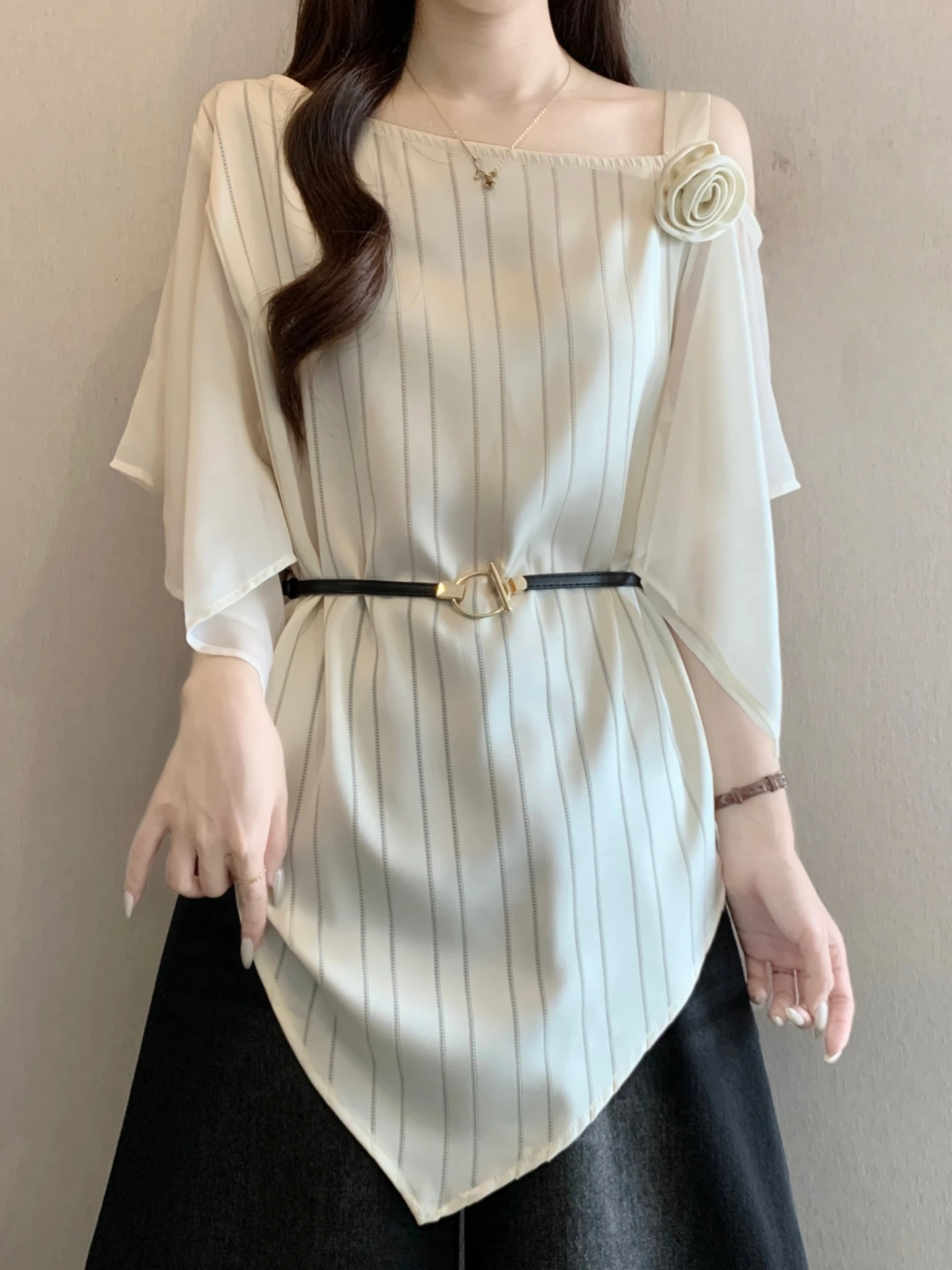 Slimming Effect Short Sleeve Asymmetrical Hem Chiffon Splice Shirt Women's Summer plus Size Belted Waist Tie Shoulder Bared Top
Slimming Effect Short Sleeve Asymmetrical Hem Chiffon Splice Shirt Women's Summer plus Size Belted Waist Tie Shoulder Bared Top
