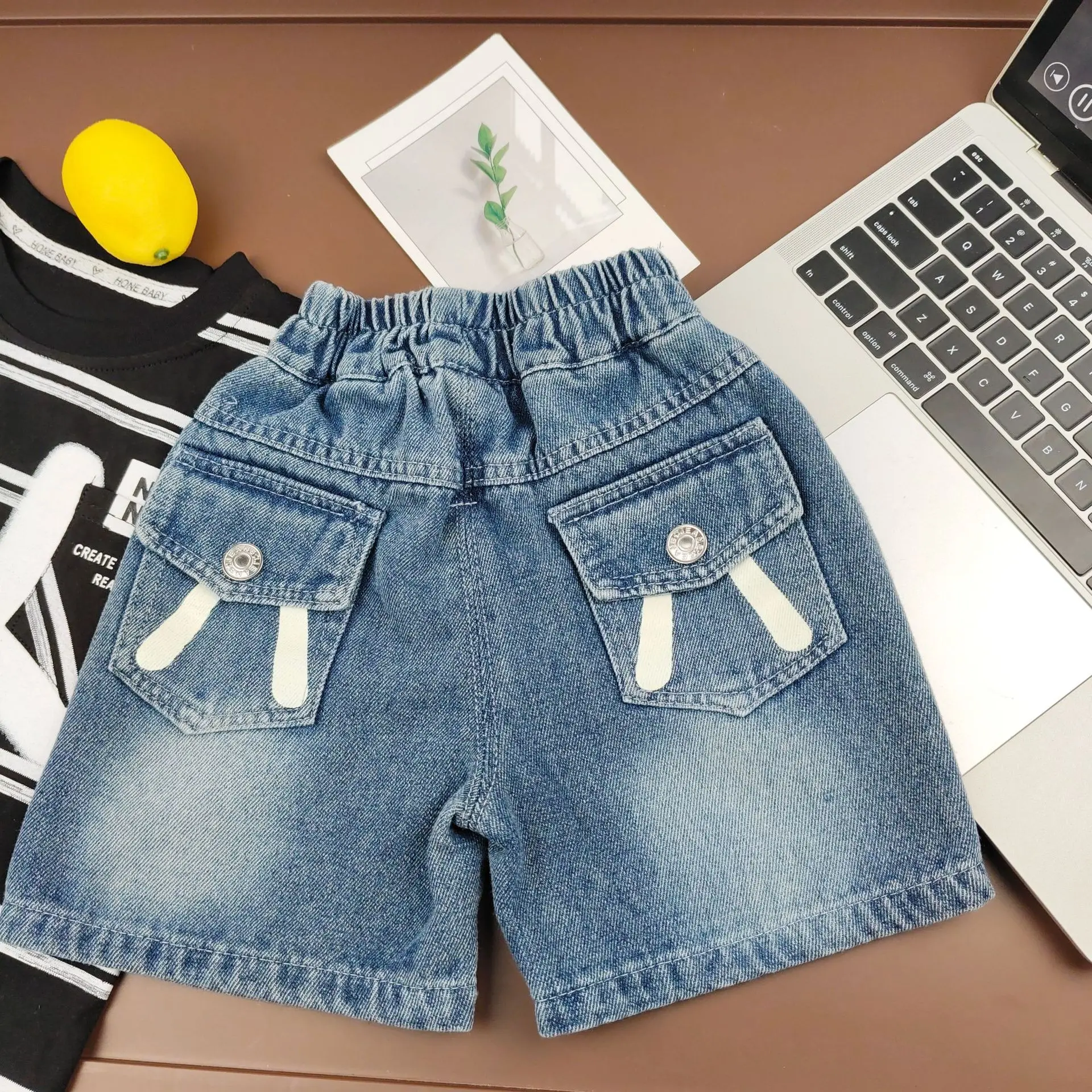 Children's Summer Denim Shorts New Korean Version Fashionable Kids Shorts Casual clothes Boys Shorts and Girls Jeans 2-8 Years
Children's Summer Denim Shorts New Korean Version Fashionable Kids Shorts Casual clothes Boys Shorts and Girls Jeans 2-8 Years
