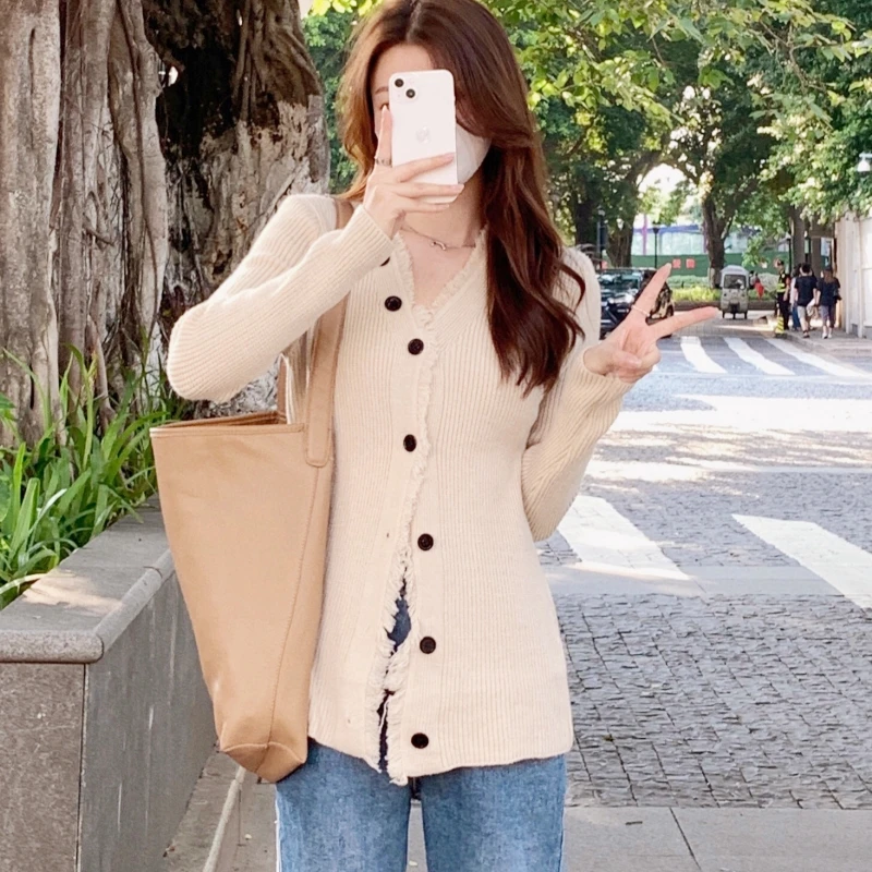 Cute Solid Women's Knitted Cardigan Sweater Simple Long Sleeved V-neck Autumn Winter Fashion Office Lady Slim Women Top Korean
Cute Solid Women's Knitted Cardigan Sweater Simple Long Sleeved V-neck Autumn Winter Fashion Office Lady Slim Women Top Korean