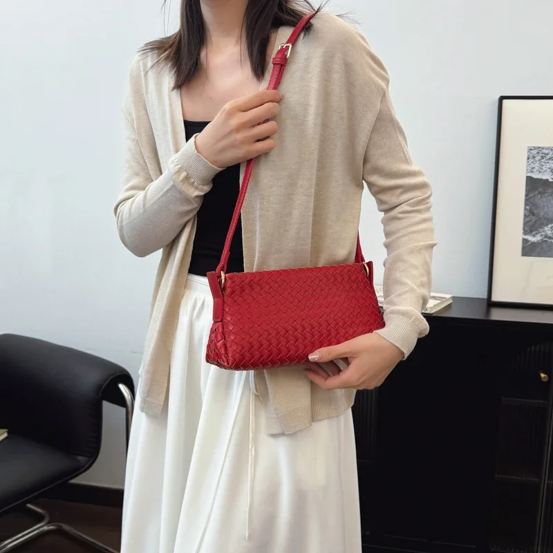 Elegant Leather Classic Commuter Bag Large Capacity For Business Women Casual Simple Messenger
Elegant Leather Classic Commuter Bag Large Capacity For Business Women Casual Simple Messenger