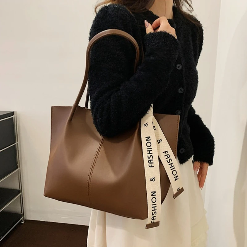 Fashion Minimalist Tote Bag with Decorative Chic Ribbon Spacious Large Capacity Faux Leather Shoulder Purse for Everyday Commute
Fashion Minimalist Tote Bag with Decorative Chic Ribbon Spacious Large Capacity Faux Leather Shoulder Purse for Everyday Commute