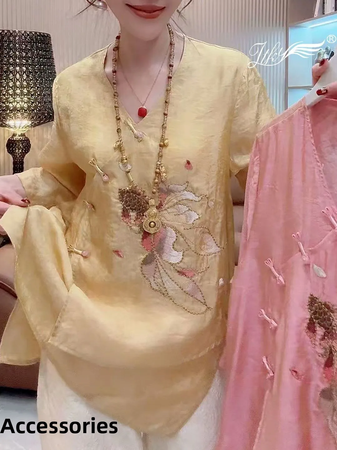 New Chinese Style Embroidered Button Shirt Women Summer Loose Slim Fit Inner Wear Asymmetrical Slit Top Breathable V-neck
New Chinese Style Embroidered Button Shirt Women Summer Loose Slim Fit Inner Wear Asymmetrical Slit Top Breathable V-neck