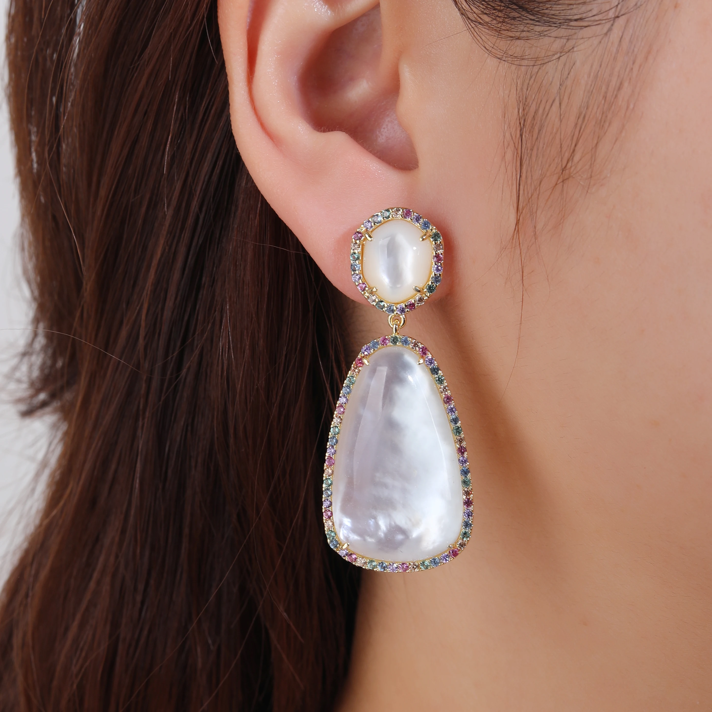 High-Crystal Pearl Natural Shell Earrings American-Colored Diamonds 3-Mark Electroplating for Color Fashion Dangle
High-Crystal Pearl Natural Shell Earrings American-Colored Diamonds 3-Mark Electroplating for Color Fashion Dangle