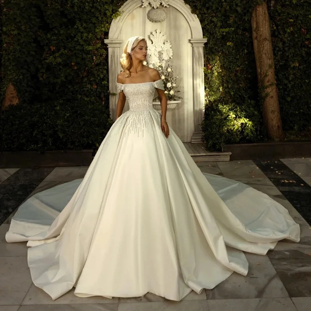 Customized Satin Wedding Dresses Crystal Beaded Bridal Gowns with Cathedral Train Boat Neck Ball Gown Vestidos de novia
Customized Satin Wedding Dresses Crystal Beaded Bridal Gowns with Cathedral Train Boat Neck Ball Gown Vestidos de novia
