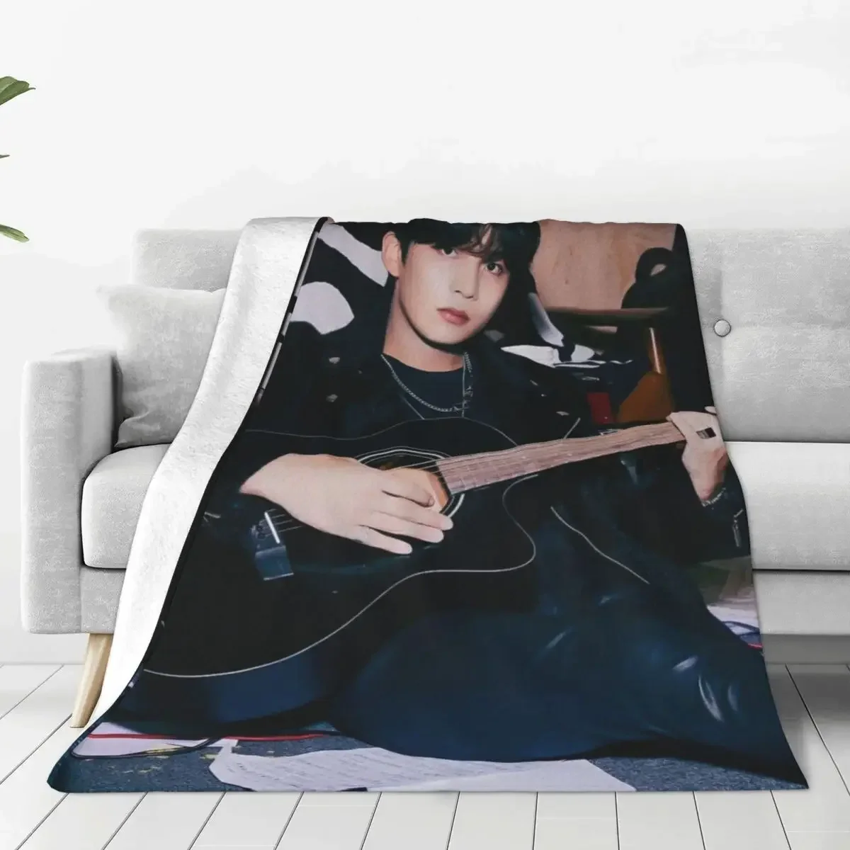 Jongho корейский певец мягкие прочные одеяла Ateez гитара Кемпинг покрывало зимнее дизайнерское Фланелевое покрывало для дивана покрывало для кровати
Jongho корейский певец мягкие прочные одеяла Ateez гитара Кемпинг покрывало зимнее дизайнерское Фланелевое покрывало для дивана покрывало для кровати
