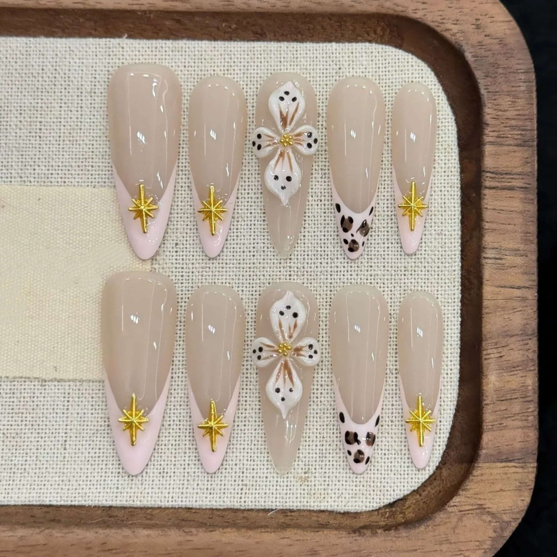 10pcs Flower Design Fake Nails Tips Leopard Print French Long Almond Handmade False Nail Art Starlight Stiletto Press on Nails
10pcs Flower Design Fake Nails Tips Leopard Print French Long Almond Handmade False Nail Art Starlight Stiletto Press on Nails