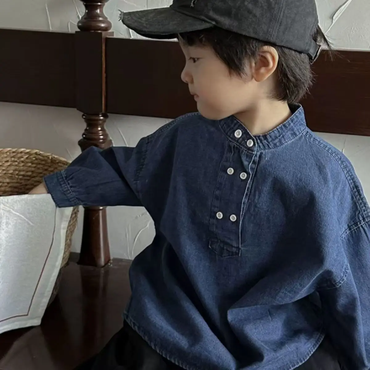 Осень 2024, джинсовая рубашка для мальчиков, детский свободный джинсовый пуловер с длинными рукавами
Осень 2024, джинсовая рубашка для мальчиков, детский свободный джинсовый пуловер с длинными рукавами