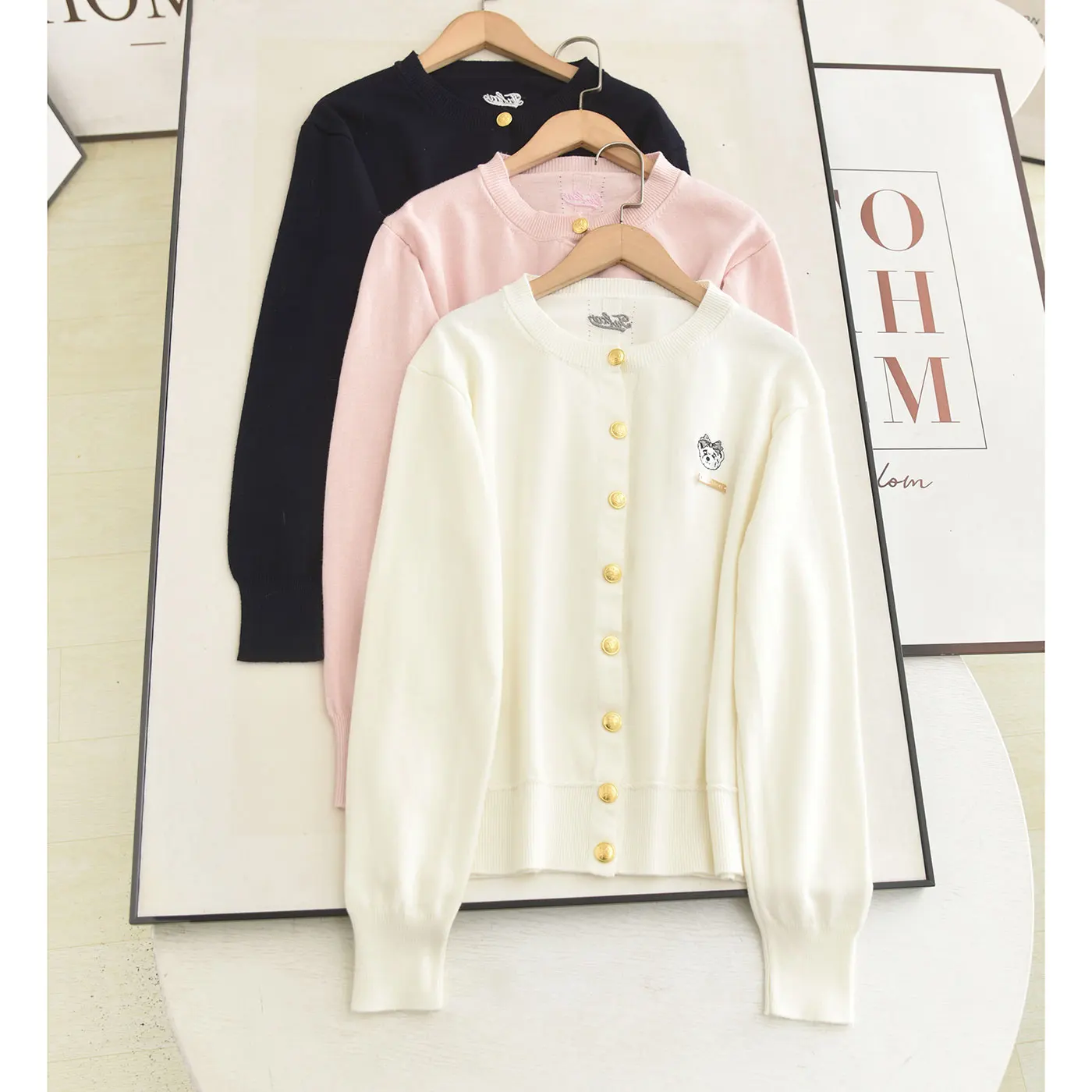 Cartoon Bear Embroidery Open Cardigan 2025 Autumn Winter Faionable Versatile Knitwear Long Sve round Ne Button Detail
Cartoon Bear Embroidery Open Cardigan 2025 Autumn Winter Faionable Versatile Knitwear Long Sve round Ne Button Detail