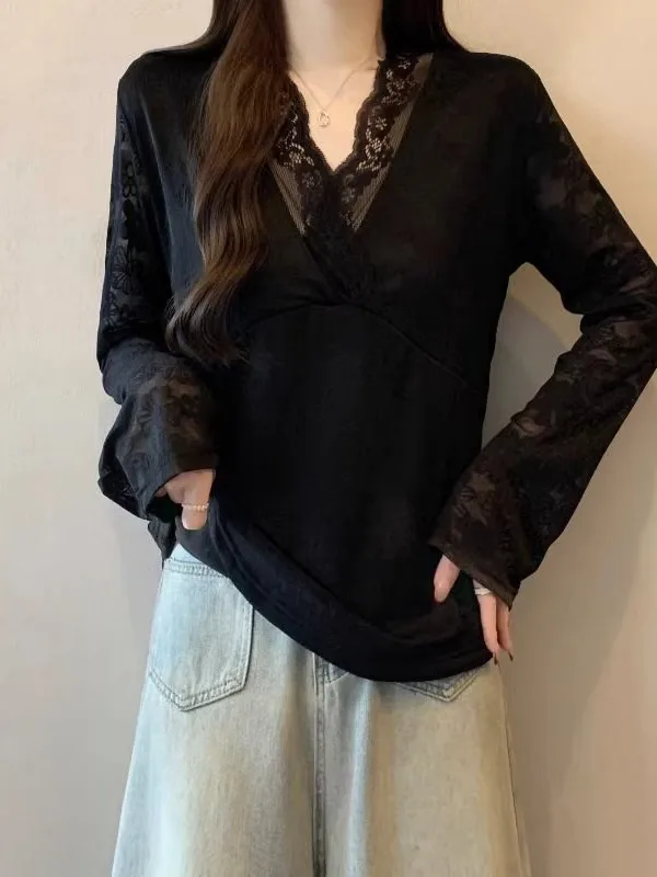 Elegant Black V-Neck Lace Shirt Women's plus Size Fleece Lined Base Top Korean Style Loose Fit Long Sleeve Office Wear
Elegant Black V-Neck Lace Shirt Women's plus Size Fleece Lined Base Top Korean Style Loose Fit Long Sleeve Office Wear