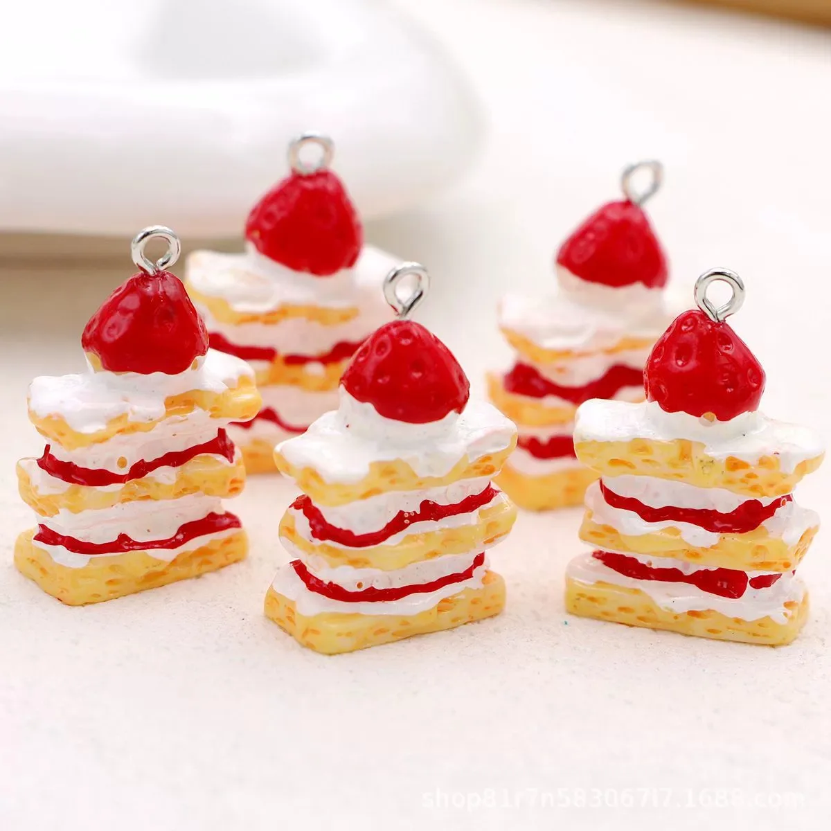 10 шт. милых 3D-подвесок из смолы в виде клубничного торта, DIY-украшения для изготовления серег, браслетов, ожерелий, брелоков ручной работы
10 шт. милых 3D-подвесок из смолы в виде клубничного торта, DIY-украшения для изготовления серег, браслетов, ожерелий, брелоков ручной работы
