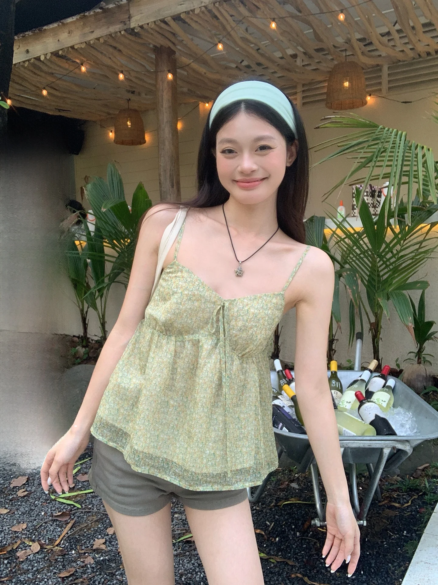 Green Floral Print Strap Vest Women's Loose Fit Summer New Style Korean Loose Slimming Outerwear Design Short Top
Green Floral Print Strap Vest Women's Loose Fit Summer New Style Korean Loose Slimming Outerwear Design Short Top