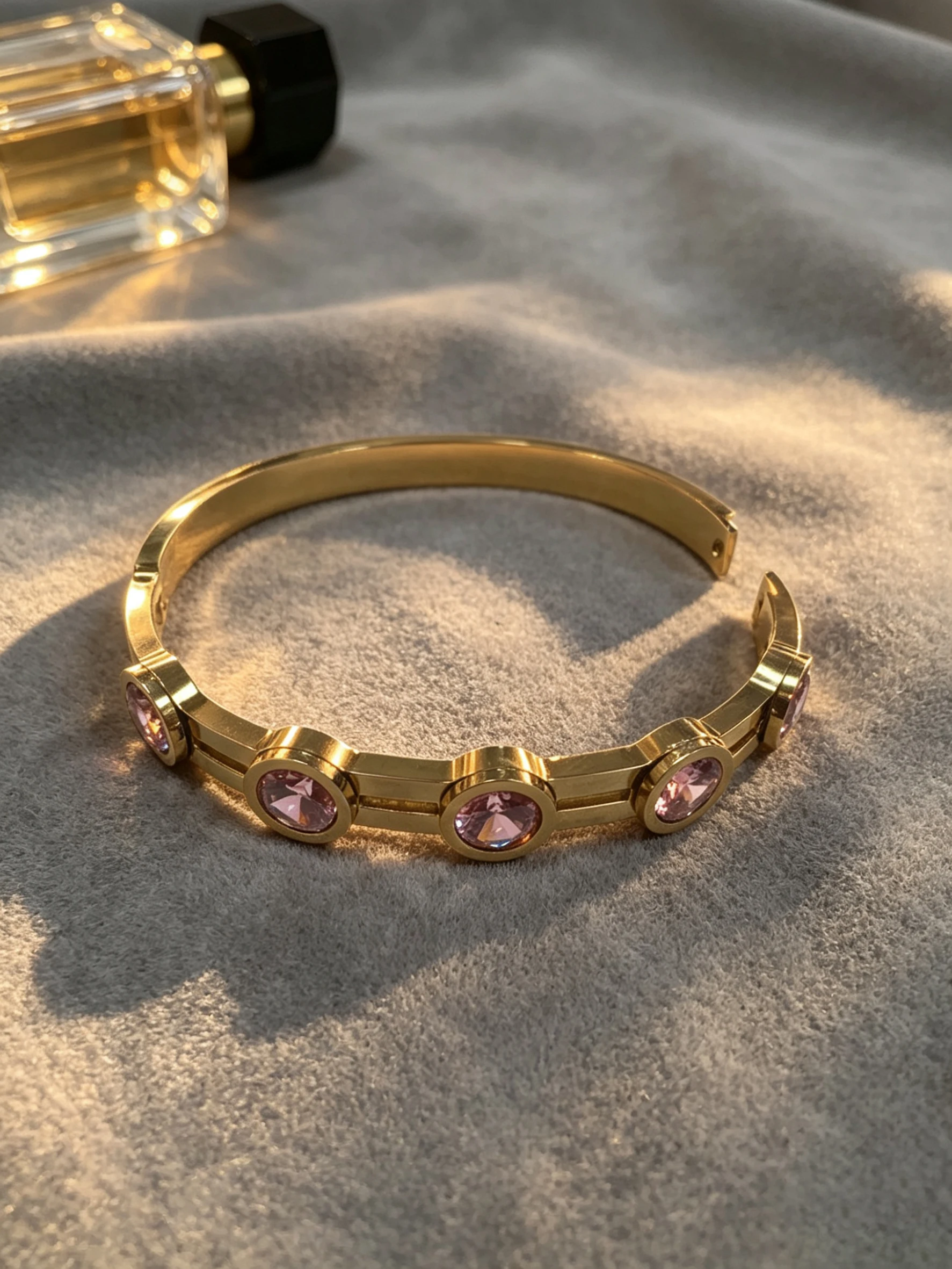 1pc 18K Gold Plated Pink CZ Station Open Cuff Bangle, Bezel-Set Crystal Stainless Steel Waterproof Bracelet, Office Chic Everyda
1pc 18K Gold Plated Pink CZ Station Open Cuff Bangle, Bezel-Set Crystal Stainless Steel Waterproof Bracelet, Office Chic Everyda