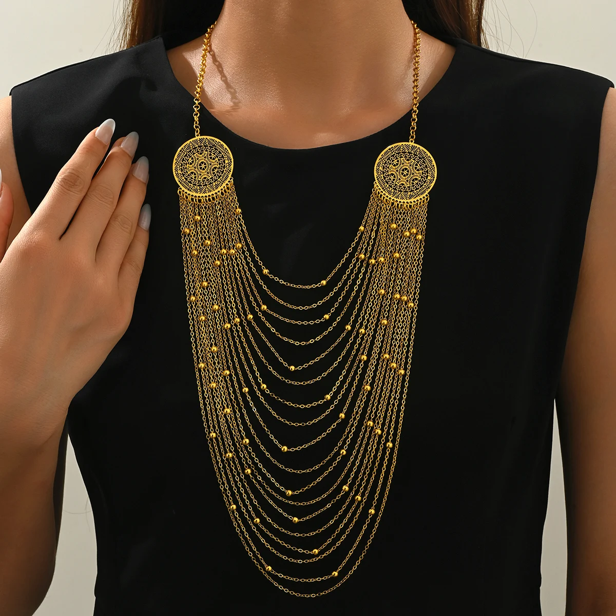 A Retro Court-Style Golden U-Shaped Fine Chain With Round Beads And A Sophisticated Design, Making It A High-End Dress Accessory
A Retro Court-Style Golden U-Shaped Fine Chain With Round Beads And A Sophisticated Design, Making It A High-End Dress Accessory