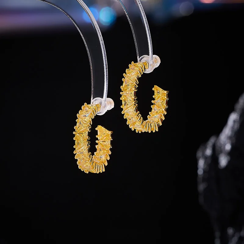 Geometric triangular zircon micro-inlaid ear rings with an elegant design and yellow diamond style earrings
Geometric triangular zircon micro-inlaid ear rings with an elegant design and yellow diamond style earrings