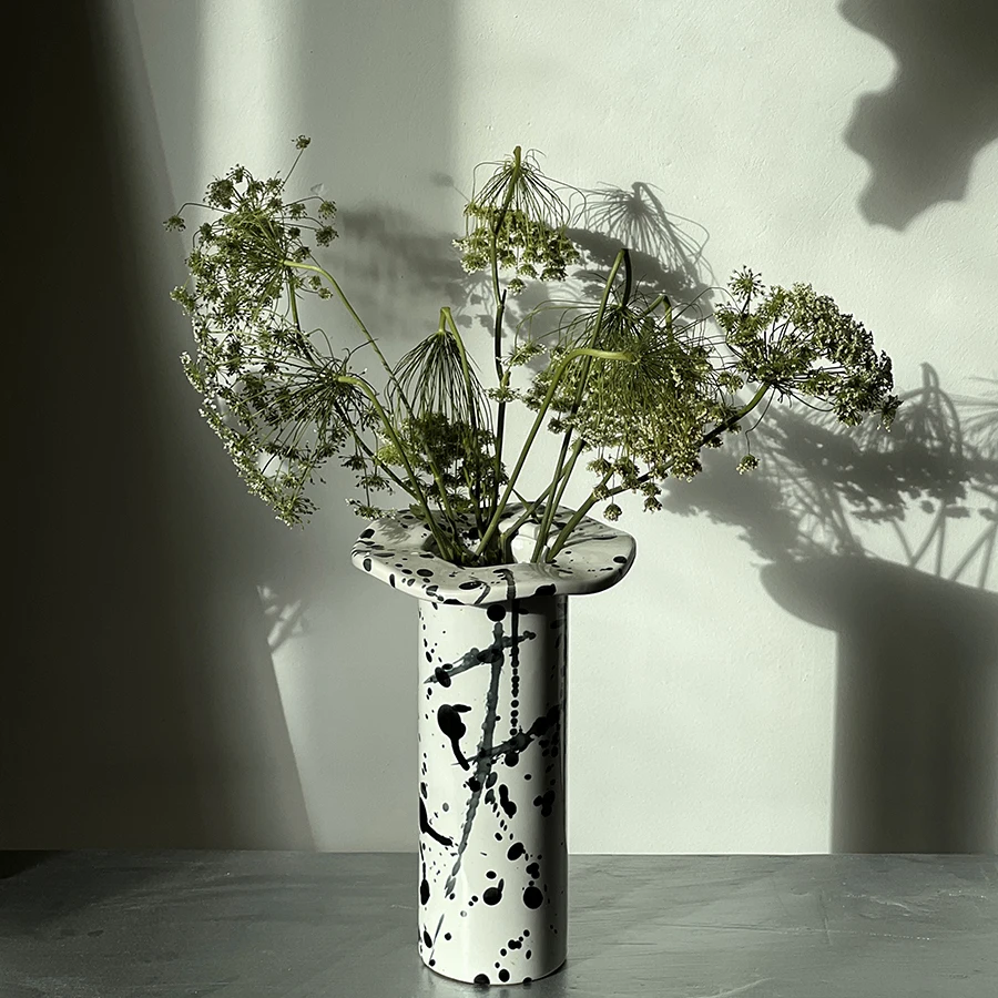Decoration Vase Original Outdoor Modern Table Unique Ceramic Vase Ornament Round European Minimalist Design Floreros Room Decor
Decoration Vase Original Outdoor Modern Table Unique Ceramic Vase Ornament Round European Minimalist Design Floreros Room Decor