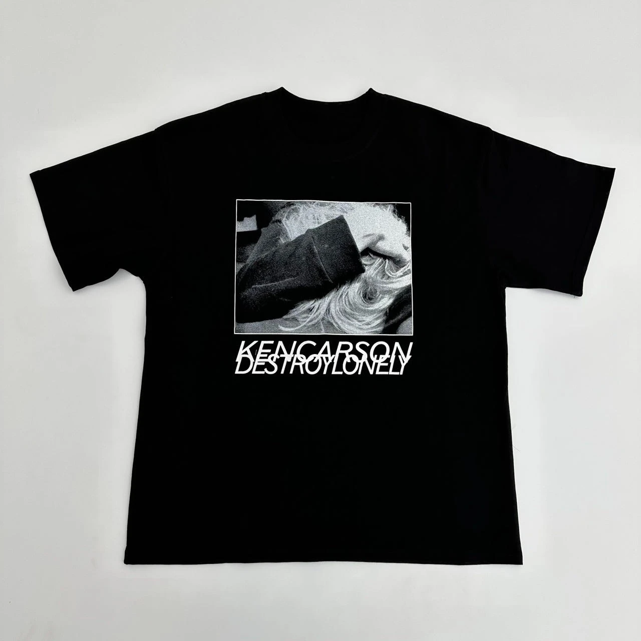 Футболка с короткими рукавами ограниченного выпуска From The Collaboration Playboicartl Destroy Lonely Album
Футболка с короткими рукавами ограниченного выпуска From The Collaboration Playboicartl Destroy Lonely Album