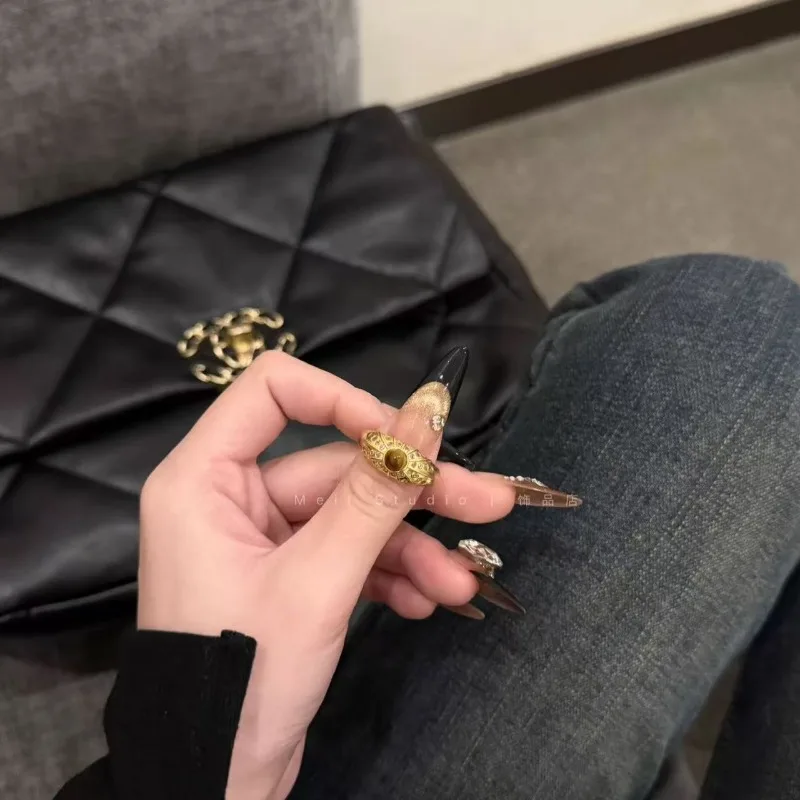 Средневековое кольцо из золота с камнем «Тигровый глаз», женское ретро-кольцо премиум-класса с микроинкрустацией цирконом для указательного пальца, кольцо с нишевым дизайном.
Средневековое кольцо из золота с камнем «Тигровый глаз», женское ретро-кольцо премиум-класса с микроинкрустацией цирконом для указательного пальца, кольцо с нишевым дизайном.