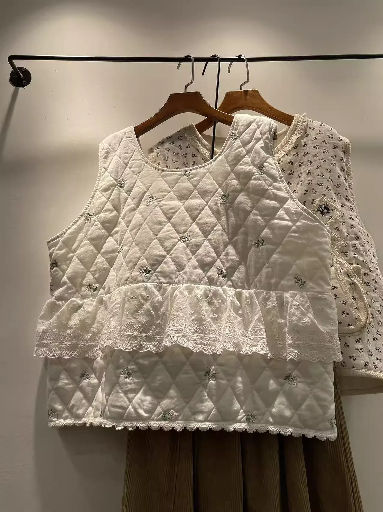 2026 стиль Mori Girl, белый кружевной лоскутный стеганый жилет для женщин, зимний оригинальный брендовый пуловер без рукавов с подкладкой из чистого хлопка
2026 стиль Mori Girl, белый кружевной лоскутный стеганый жилет для женщин, зимний оригинальный брендовый пуловер без рукавов с подкладкой из чистого хлопка