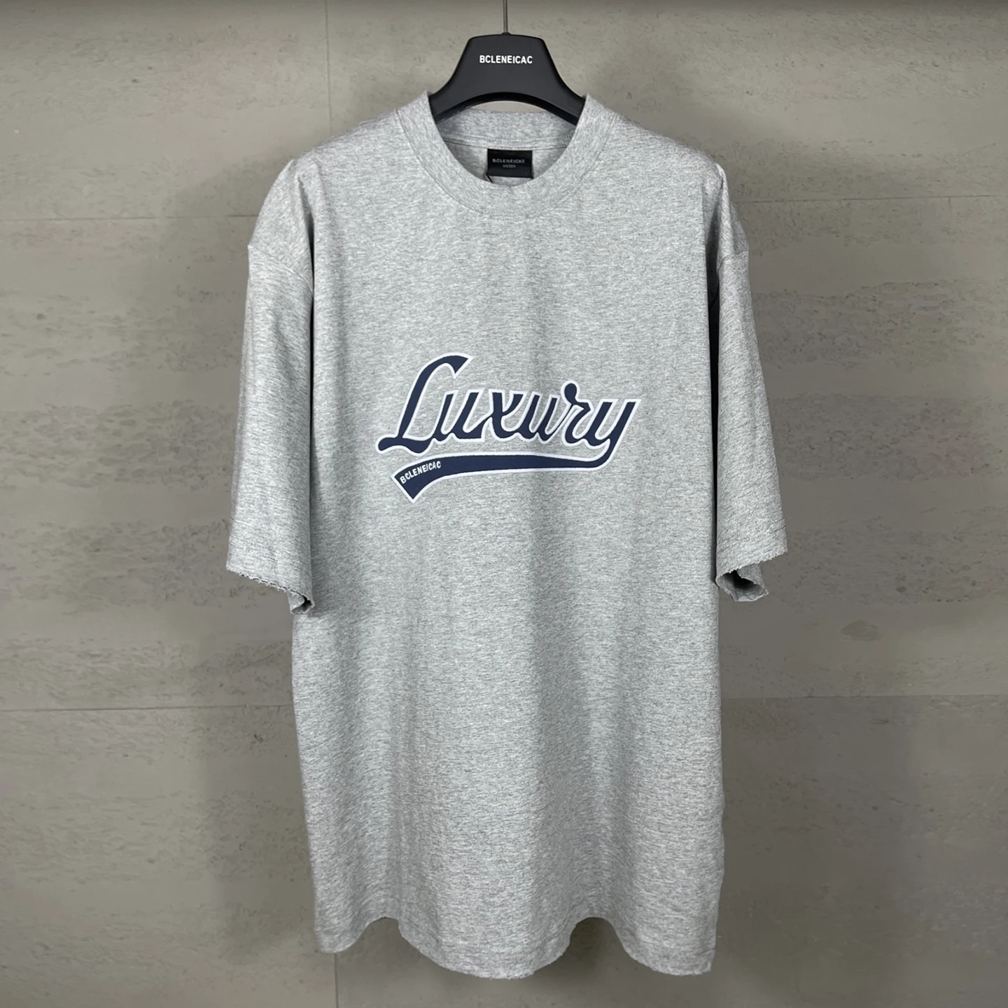 BCLENEICAC New ey Pure Cotton ort Sve T-irt Embroidered Letter Print Loose Fit Parisian Sle Breathable Casual Top
BCLENEICAC New ey Pure Cotton ort Sve T-irt Embroidered Letter Print Loose Fit Parisian Sle Breathable Casual Top