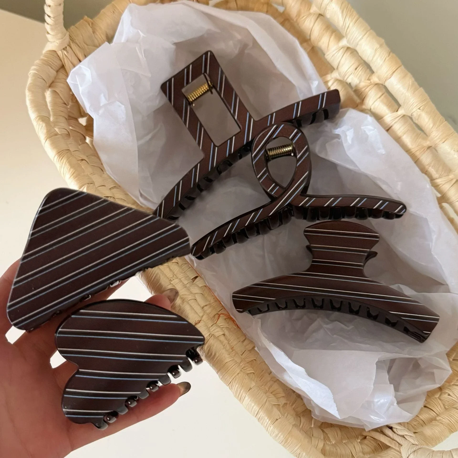 NEW Maillard Style Coffee Striped Hair Claw Classic Retro Claw Clips Autumn Winter Hair Clips Hair Accessories for Women Girls
NEW Maillard Style Coffee Striped Hair Claw Classic Retro Claw Clips Autumn Winter Hair Clips Hair Accessories for Women Girls