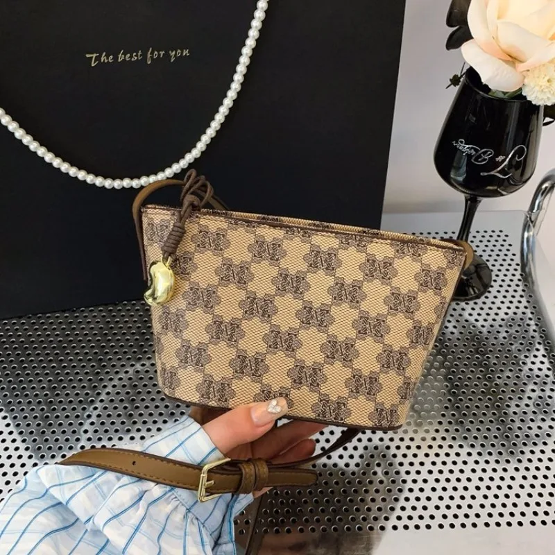 Fashionable Circle Shape Crossbody Bag For Women Round Shoulder Handbag Unique Design Statement Piece For Trendy Outfits 
Fashionable Circle Shape Crossbody Bag For Women Round Shoulder Handbag Unique Design Statement Piece For Trendy Outfits