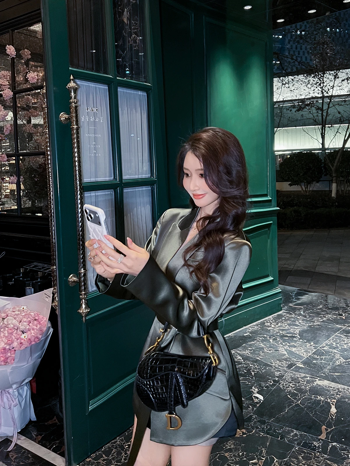 Женский свободный пиджак из ацетатного атласа в корейском стиле, новая модель для офиса и повседневной носки, весна-осень
Женский свободный пиджак из ацетатного атласа в корейском стиле, новая модель для офиса и повседневной носки, весна-осень