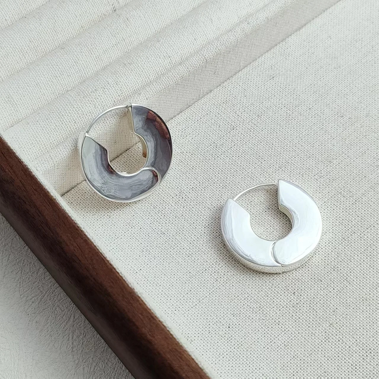 Retro Exaggerated Earrings, Temperament Earrings, High-end Light Luxury Ear Buckles, Cold Wind, Niche Design Light Luxury Earrin
Retro Exaggerated Earrings, Temperament Earrings, High-end Light Luxury Ear Buckles, Cold Wind, Niche Design Light Luxury Earrin