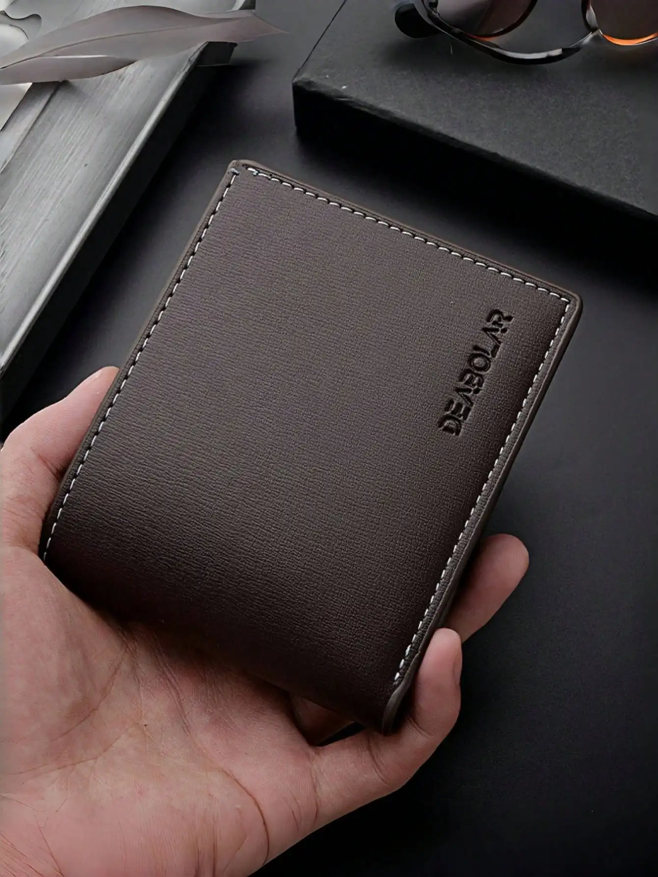 1pc Men's Short Wallet, Fashion Short Soft Wallet, Bifold Coin Purse, Large Capacity Multi-Card Slots, Can Store Large Bills, ID & Photo Slots, Letter Decor, Minimalist Men's Leather Wallet, Credit/Debit Card & ID Slots, Business Casual Style, Ideal Gift
1pc Men's Short Wallet, Fashion Short Soft Wallet, Bifold Coin Purse, Large Capacity Multi-Card Slots, Can Store Large Bills, ID & Photo Slots, Letter Decor, Minimalist Men's Leather Wallet, Credit/Debit Card & ID Slots, Business Casual Style, Ideal Gift