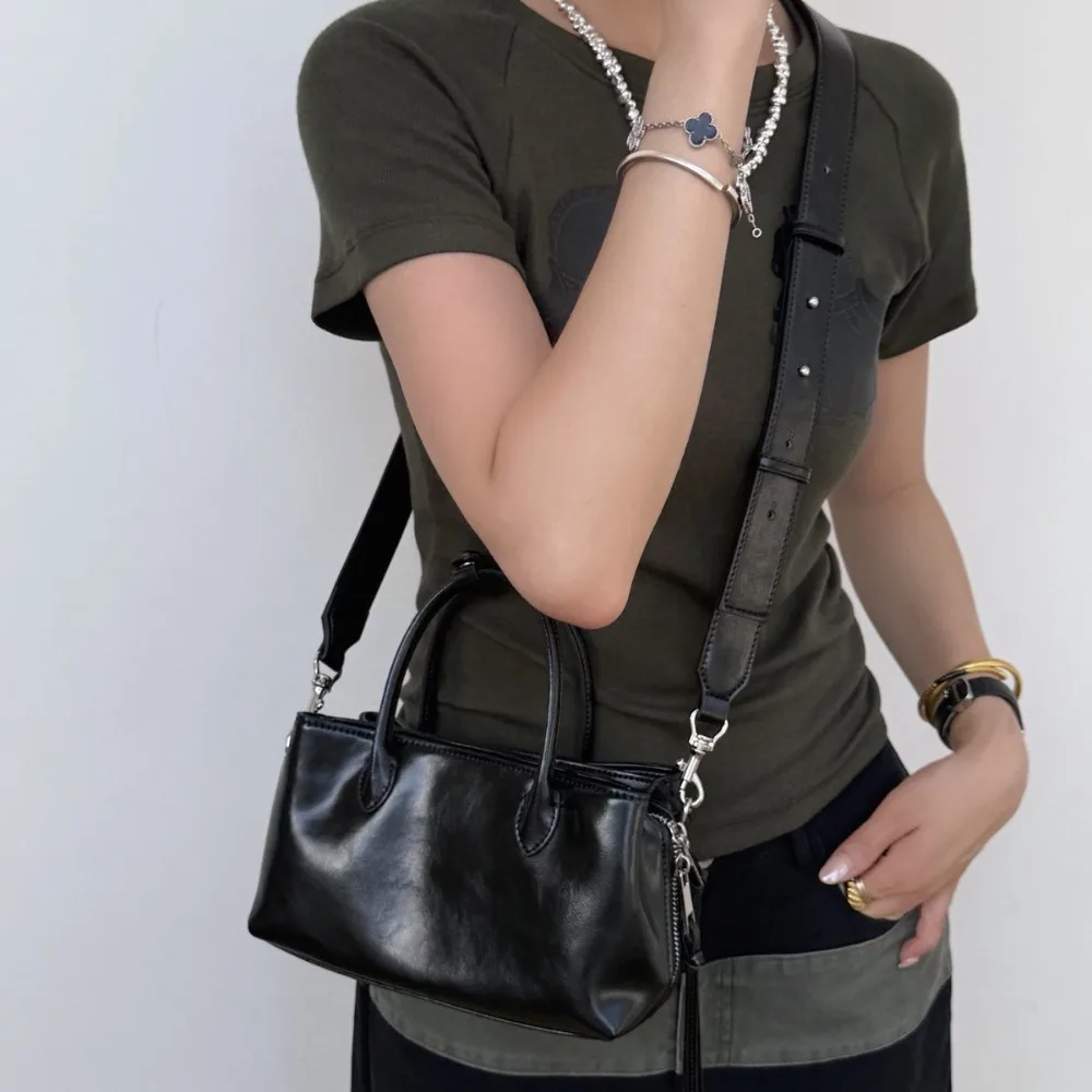 2026 Summer New Niche Cowhide Handbag Single Shoulder Oblique Span Female Texture Unique Fashion Simple and Casual, Versatile
2026 Summer New Niche Cowhide Handbag Single Shoulder Oblique Span Female Texture Unique Fashion Simple and Casual, Versatile