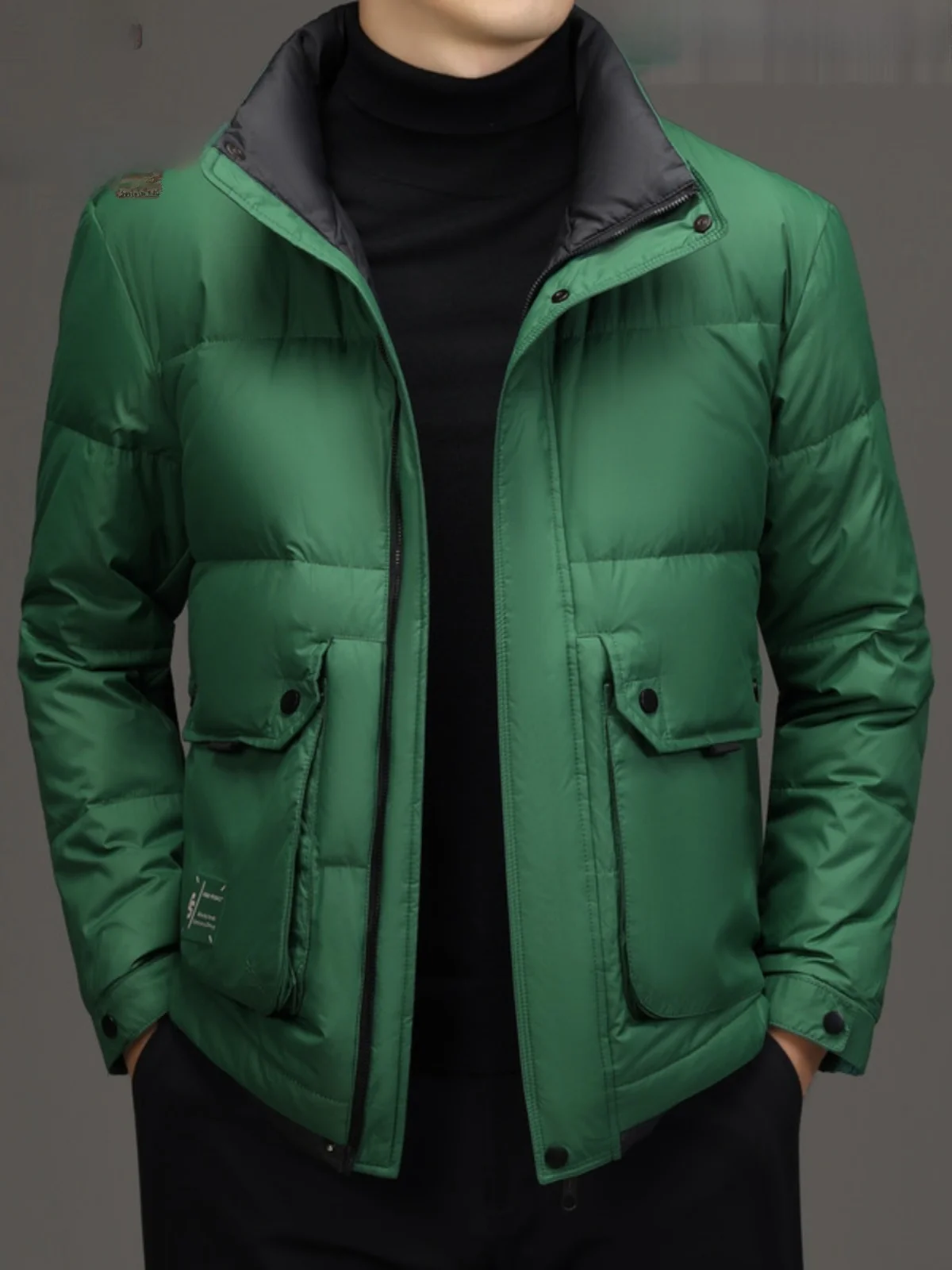 Мужская повседневная белая пуховая куртка Pierre Cardin: модная, теплая, утолщенная, из полиэфирного волокна, для мужчин среднего возраста.
Мужская повседневная белая пуховая куртка Pierre Cardin: модная, теплая, утолщенная, из полиэфирного волокна, для мужчин среднего возраста.